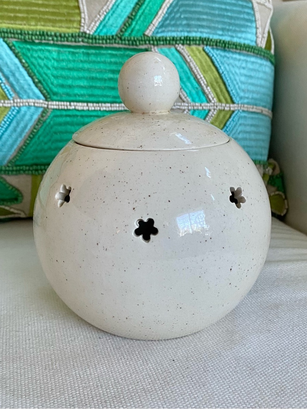 VTG Garlic Onion Keeper Arnels Pottery Speckled Cream w Lid and Cutout Flowers